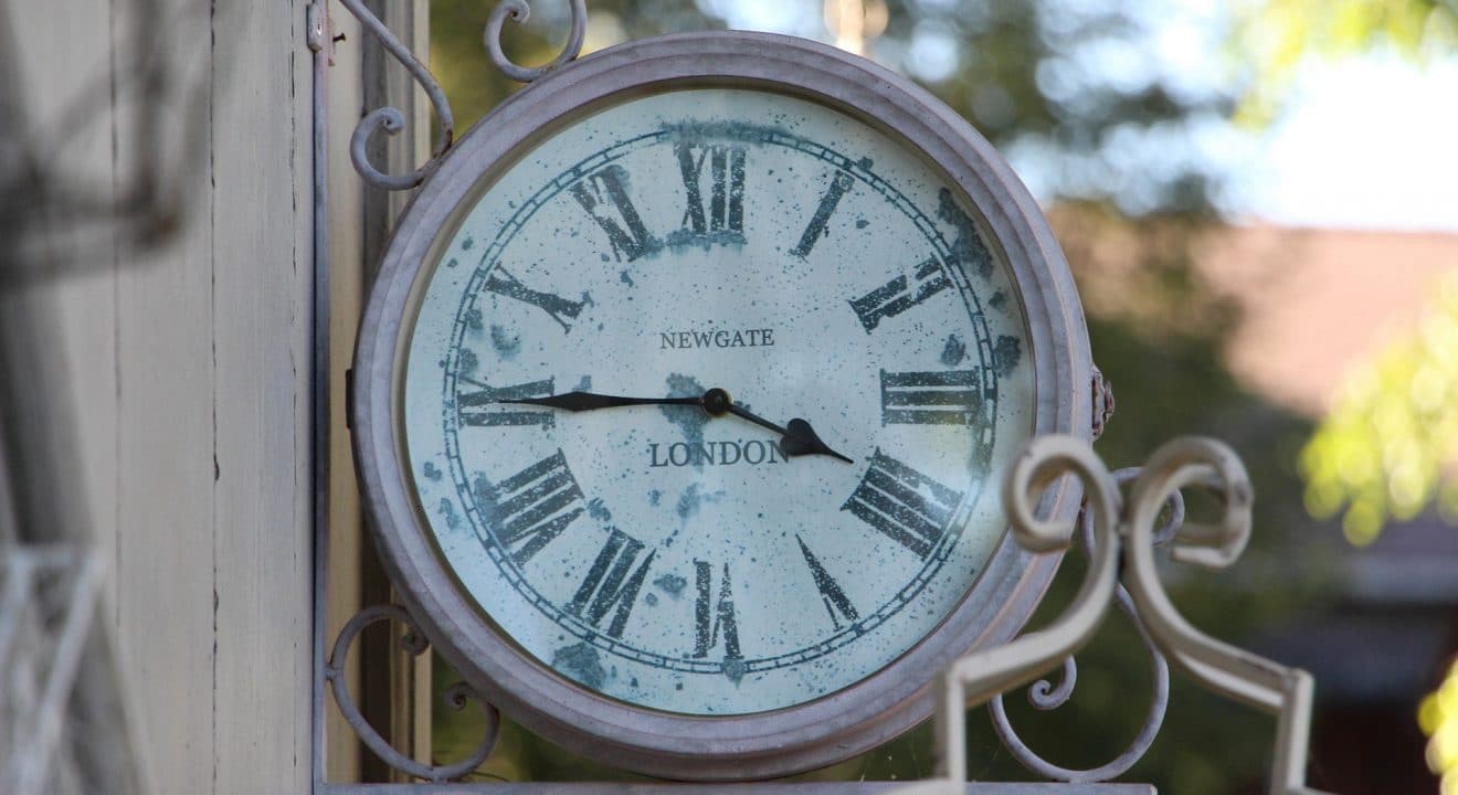 antique clock 1526846 1920 1