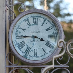 antique clock 1526846 1920 1